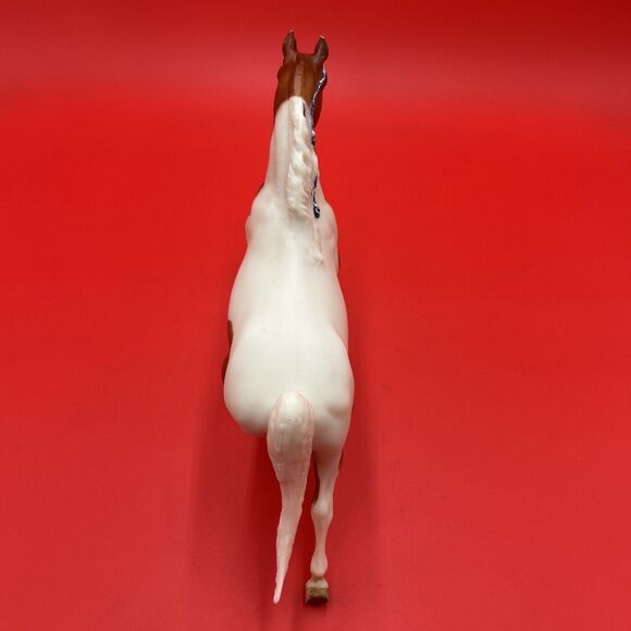 Breyer Molding #913 High Flyer Tennessee Walker Horse w/ White & Blue Ribbon - Picture 3 of 8